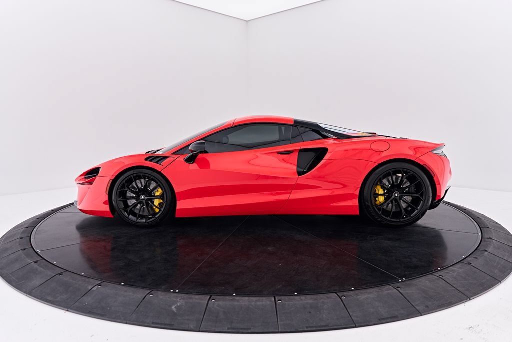 Used 2025 McLaren Artura Spider RWD image 15