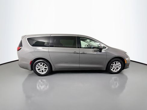 Used 2023 Chrysler Pacifica Touring-L FWD image 11