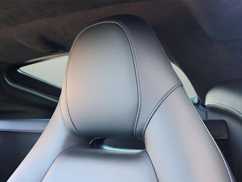 Used 2021 Aston Martin V8 Vantage Coupe image 14