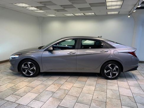 Used 2023 Hyundai Elantra SEL w/ Convenience Package image 5