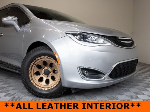 Used 2020 Chrysler Pacifica Limited image 3