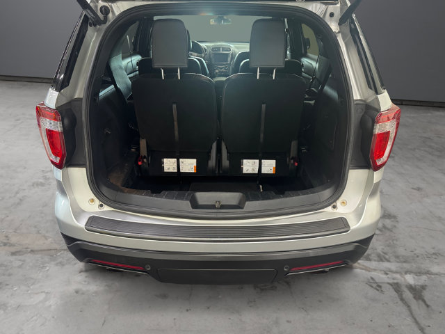 Used 2018 Ford Explorer XLT w/ Equipment Group 202A AWD/4WD image 13
