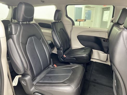 Used 2024 Chrysler Pacifica Touring-L image 19