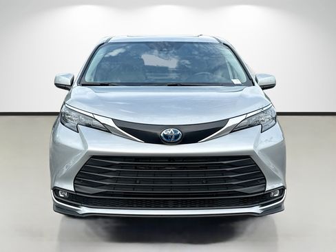 Used 2025 Toyota Sienna XLE FWD image 8