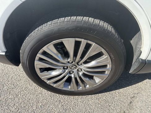 Certified 2023 Toyota Venza XLE image 9