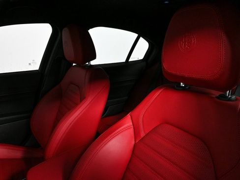 Used 2024 Alfa Romeo Giulia Quadrifoglio image 2