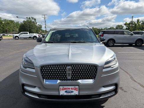 Used 2024 Lincoln Aviator AWD image 3