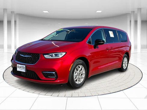Used 2024 Chrysler Pacifica Touring-L FWD image 1