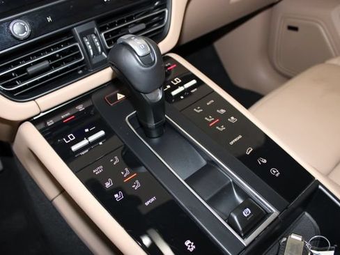 Certified 2024 Porsche Macan AWD/4WD image 14