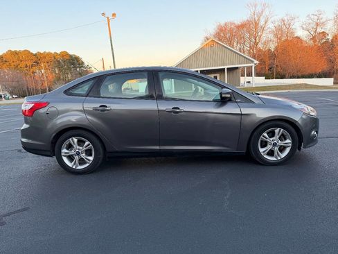 Used 2014 Ford Focus SE image 9