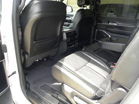 Used 2023 Jeep Wagoneer Series II AWD/4WD image 18