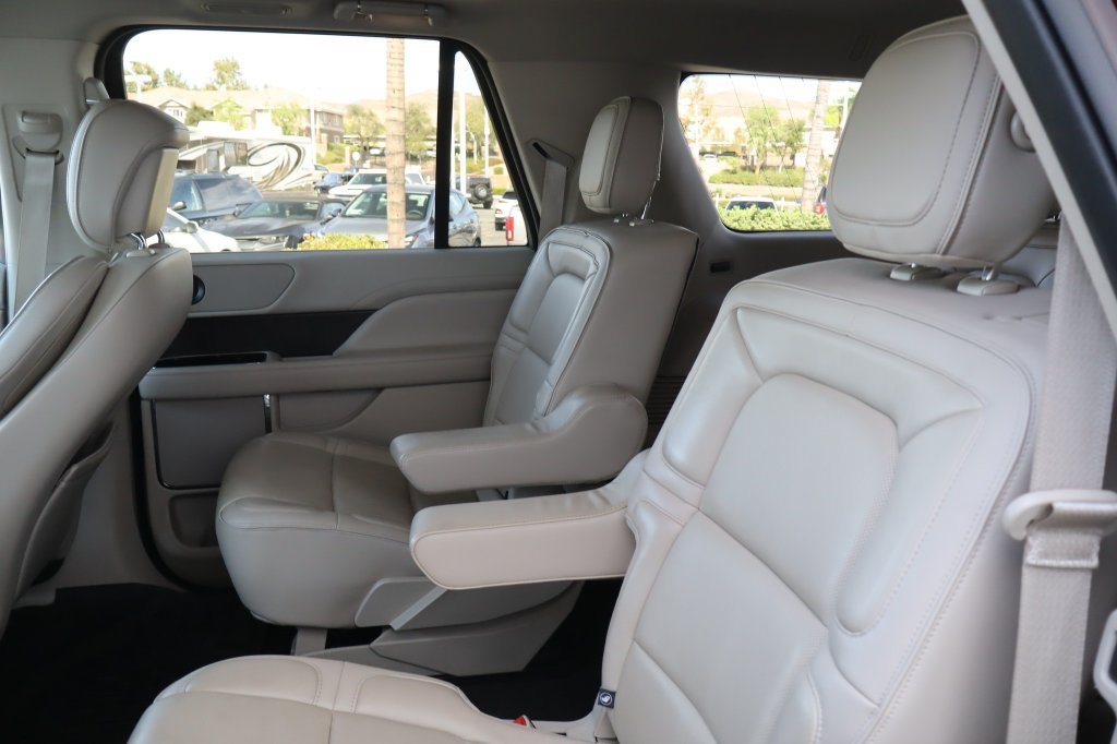 Used 2018 Lincoln Navigator L Select RWD image 36