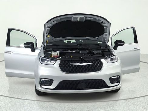 Used 2026 Chrysler Pacifica Limited FWD image 5