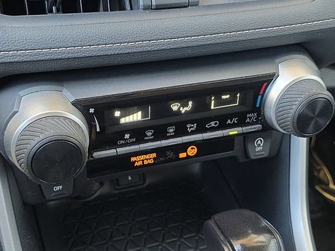 Used 2020 Toyota RAV4 LE w/ All Weather Liner Package AWD/4WD image 17