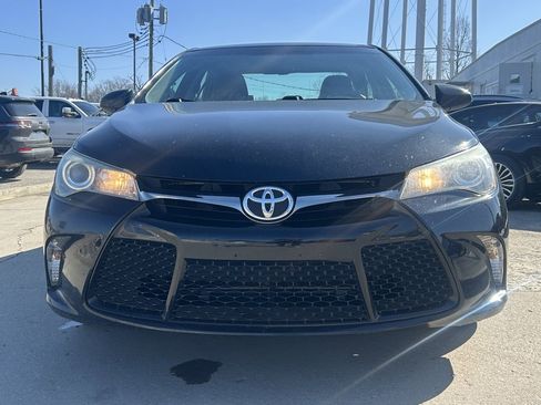 Used 2017 Toyota Camry SE image 3