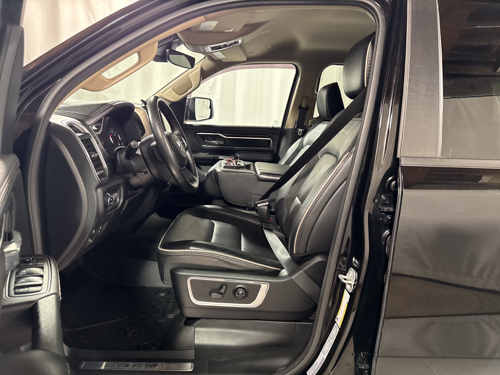 Used 2021 RAM 1500 Laramie AWD/4WD image 3