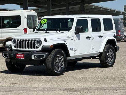 Used 2025 Jeep Wrangler Unlimited Sahara AWD/4WD image 7