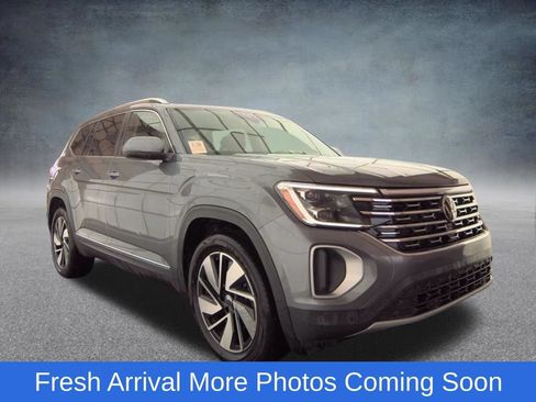 Used 2025 Volkswagen Atlas SEL AWD/4WD image 2