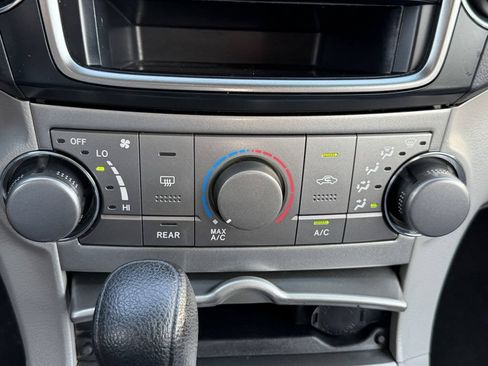 Used 2013 Toyota Highlander FWD image 23