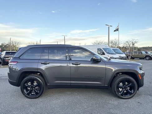 New 2025 Jeep Grand Cherokee Altitude image 2