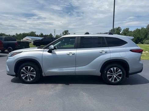 Used 2023 Toyota Highlander XLE AWD/4WD image 2