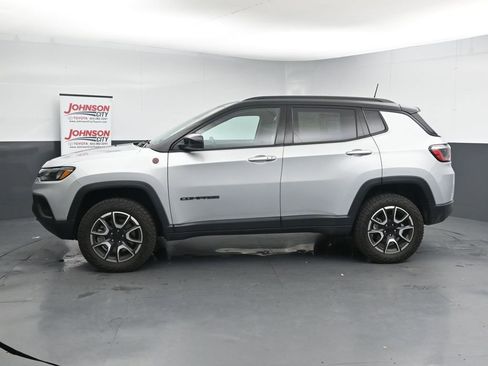 Used 2024 Jeep Compass Trailhawk AWD/4WD image 5