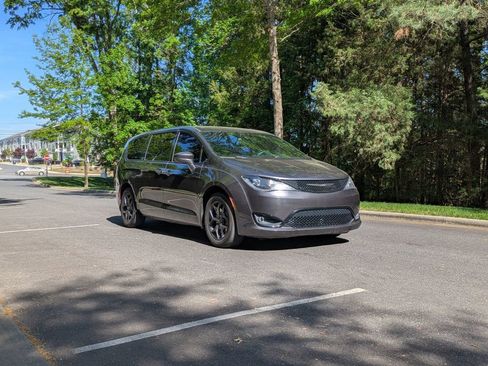 Used 2017 Chrysler Pacifica Touring-L w/ 13 Speaker Alpine Sound Group FWD image 10