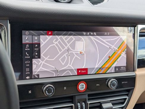 Certified 2025 Porsche Macan image 13