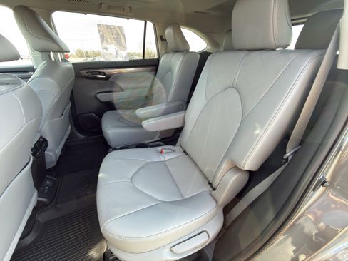 Used 2022 Toyota Highlander Platinum image 15