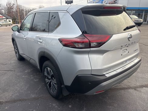 Used 2021 Nissan Rogue SV image 3