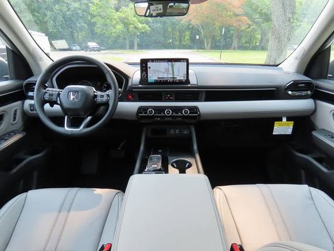 New 2025 Honda Pilot Touring image 18