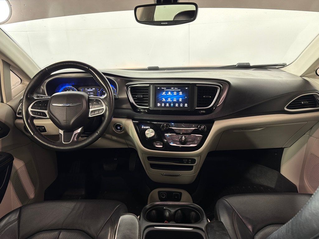 Used 2020 Chrysler Pacifica Touring-L FWD image 25