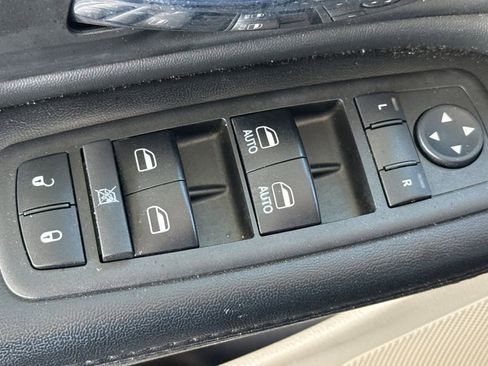 Used 2018 Dodge Grand Caravan SE w/ UConnect Hands-Free Group image 18