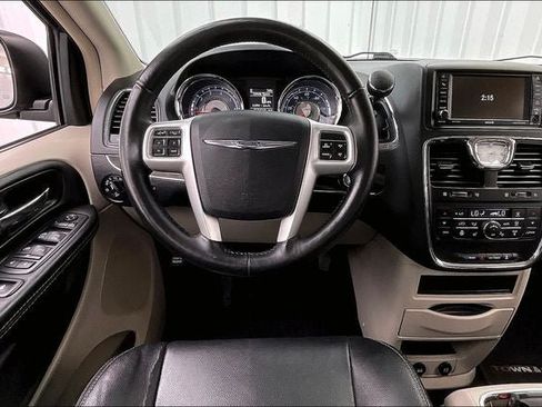 Used 2016 Chrysler Town & Country Touring w/ Driver Convenience Group FWD image 5