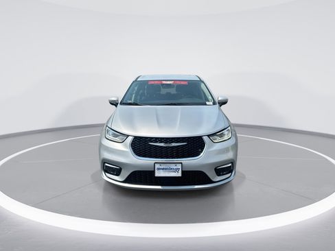 Used 2023 Chrysler Pacifica Touring-L FWD image 3