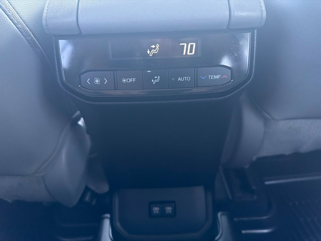 Used 2021 Toyota Highlander XLE AWD/4WD image 48