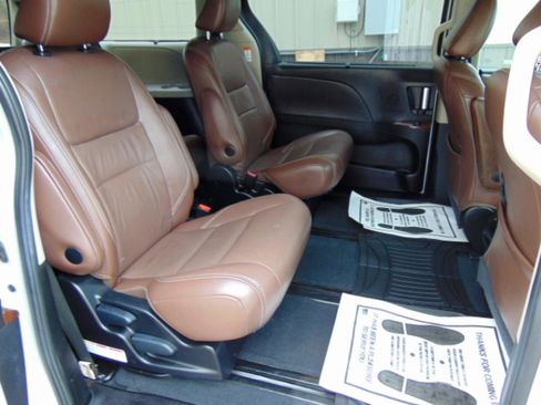 Used 2015 Toyota Sienna Limited Premium image 21