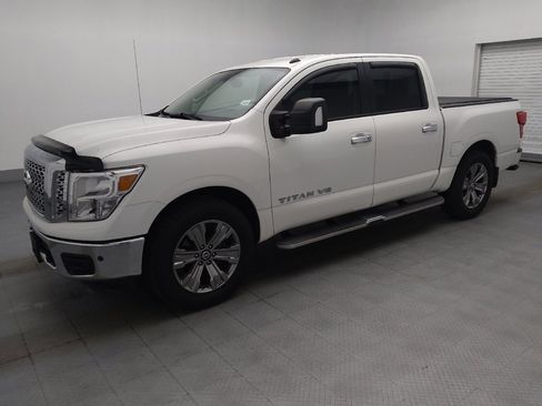 Used 2019 Nissan Titan SV w/ SV Convenience Package RWD image 2
