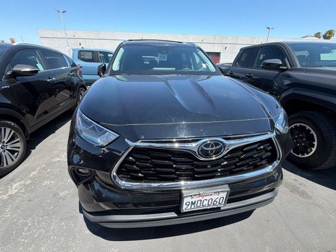 Used 2024 Toyota Highlander Limited AWD/4WD image 3