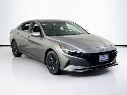 Used 2023 Hyundai Elantra SEL FWD image 3