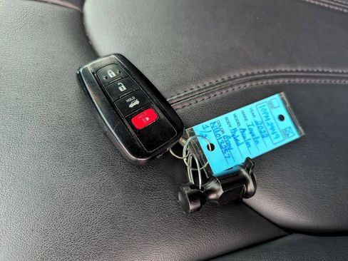 Used 2022 Toyota Avalon XLE image 30