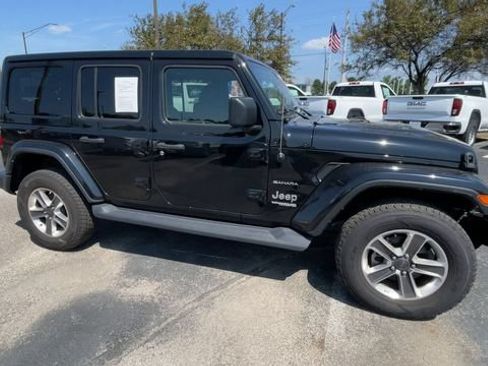 Used 2022 Jeep Wrangler Unlimited Sahara AWD/4WD image 3