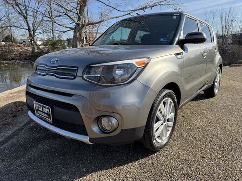 Used 2018 Kia Soul + image 11