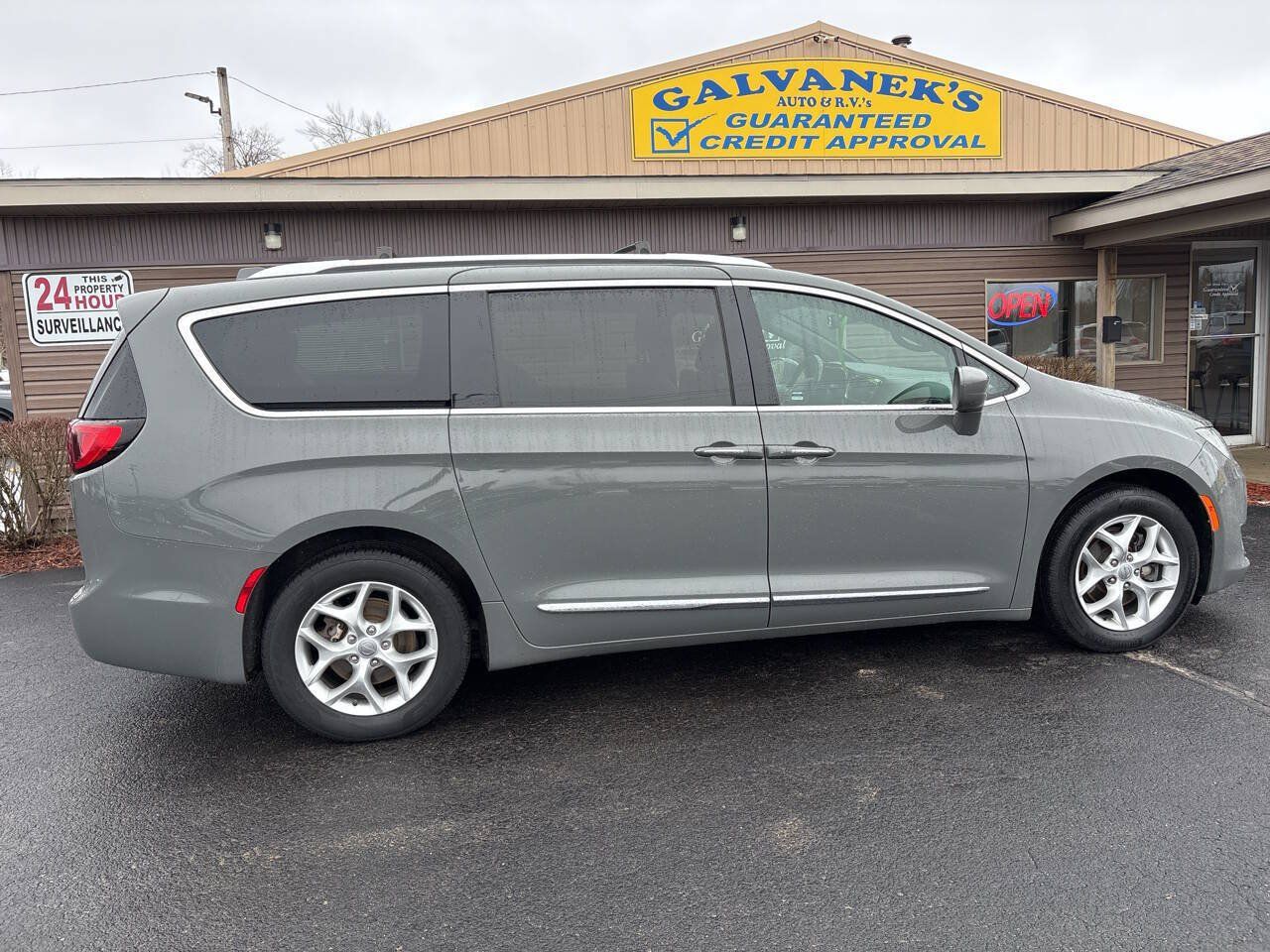 Used 2020 Chrysler Pacifica Touring-L FWD image 4