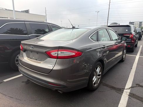 Used 2013 Ford Fusion SE FWD image 3