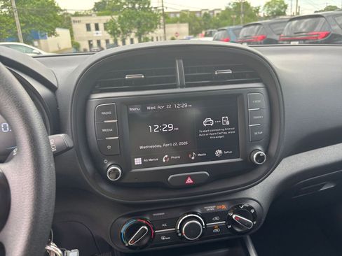 Used 2025 Kia Soul LX w/ LX Technology Package FWD image 17