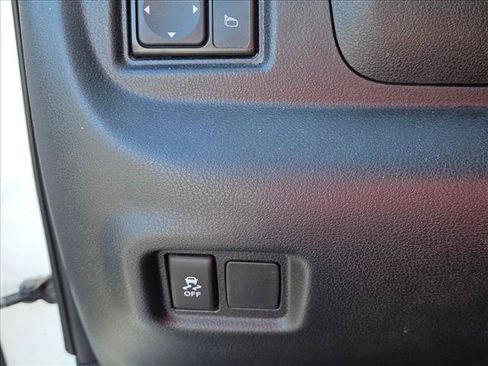 Used 2012 Nissan Versa SV FWD image 9