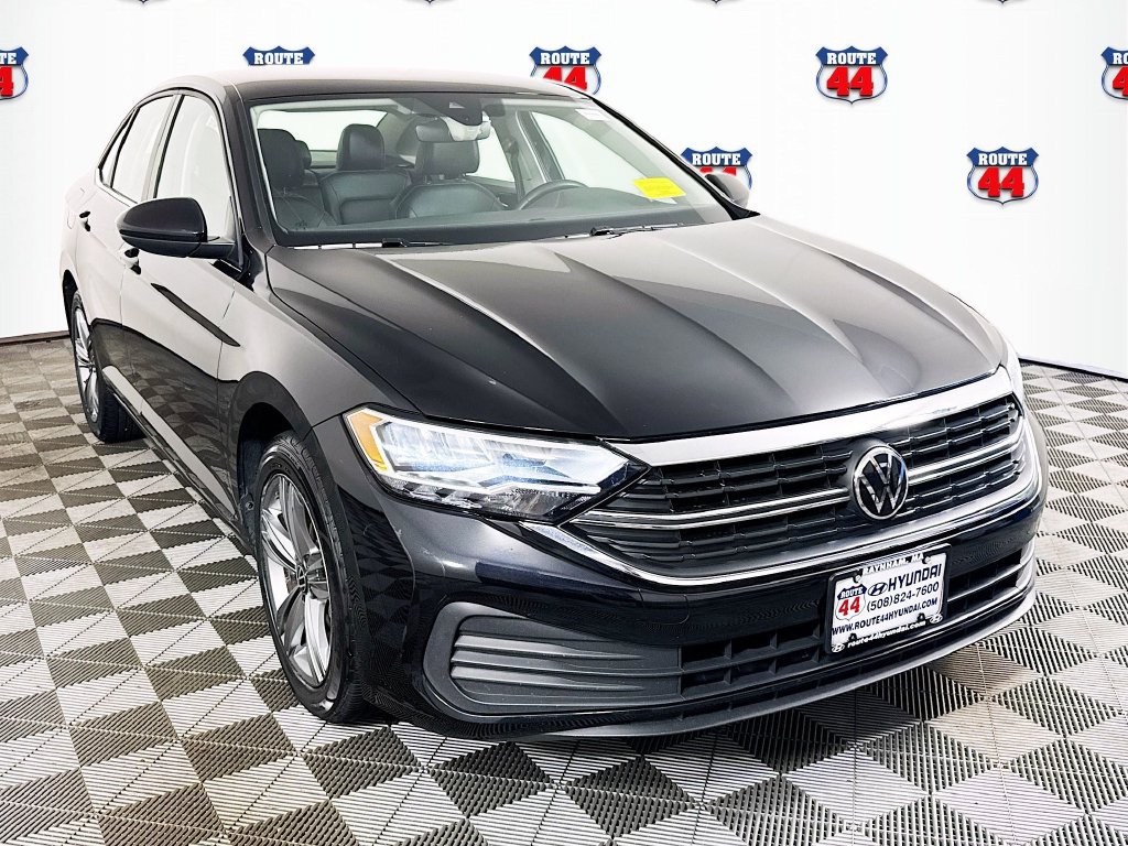 Used 2024 Volkswagen Jetta SE FWD image 2