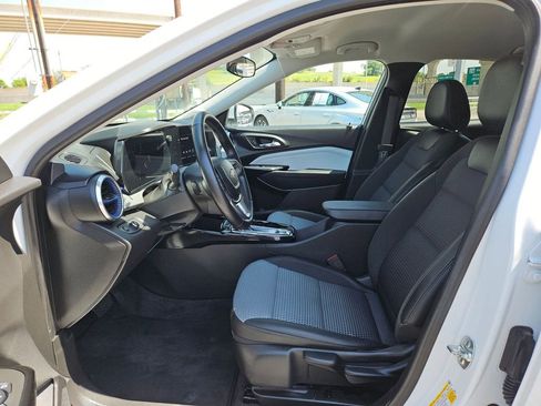 Used 2025 Chevrolet Trax LT w/ LT Convenience Package FWD image 11