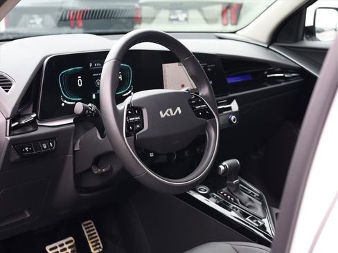 Used 2024 Kia Niro EX Touring image 6